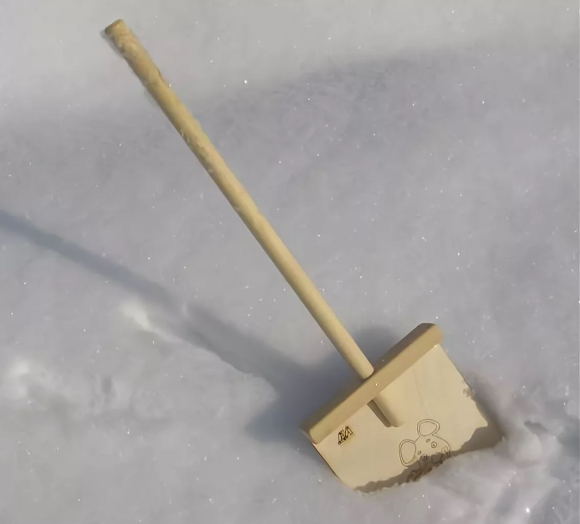 Лопата для снега пластиковая детская 65см с деревянной ручкой Мартика
