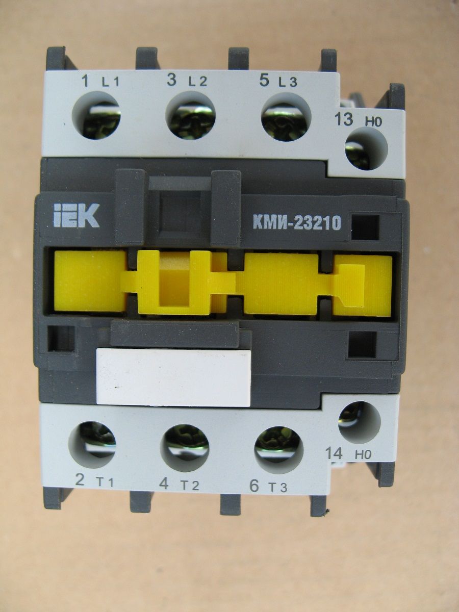 Магнитный пускатель 380в с катушкой. Контактор IEK КМИ-23210 32а. Магнитный контактор 220в IEK. Пускатель КМИ 23210. Пускатель ИЭК 32а.